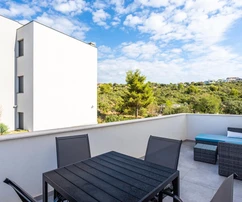 Maison avec appartements à vendre à Rogoznica en Croatie