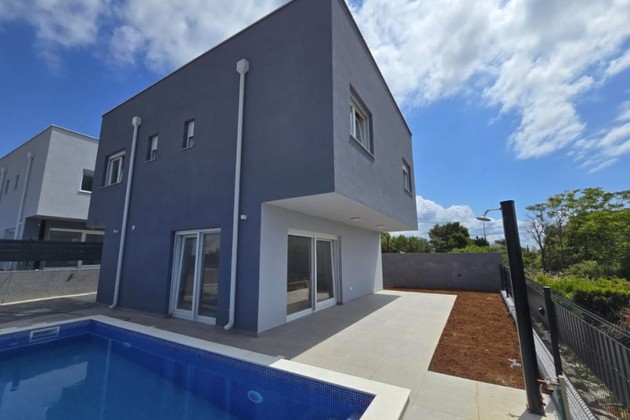 Duplex avec piscine sur l'île de Vir disponible à l'achat en Croatie