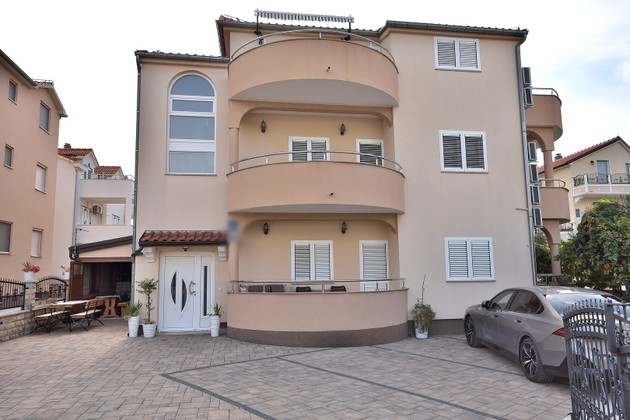 Immeuble de six appartements disponible à l'achat à Vodice