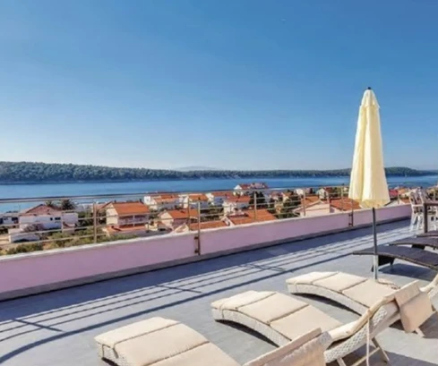 Villa mit mehreren Wohnungen auf der Insel Rab zu verkaufen in Kroatien