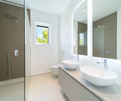 Appartement moderne de trois chambres à vendre avec jardin et vue mer à Rab en Croatie