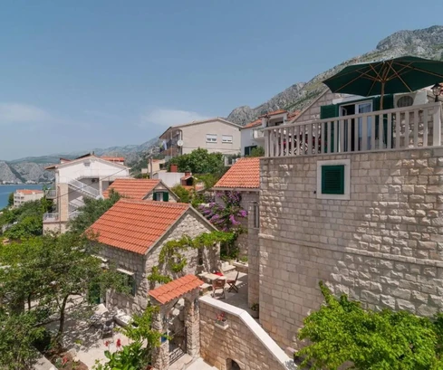 Omišban autentikus dalmát otthonok várják új tulajdonosukat Horvátországban