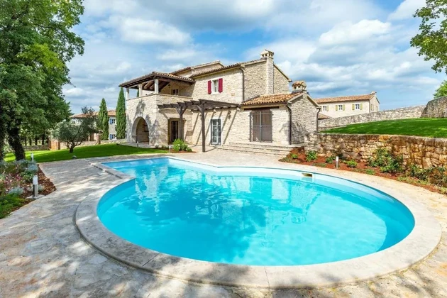 Poreč Center: Elegant stone villa with pool for sale
