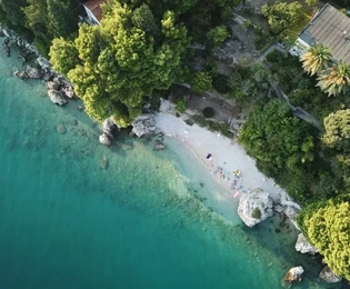 Podaca,građ.zemljište 3235 m2,turistička namjena T1,PRVI RED DO MORA!!