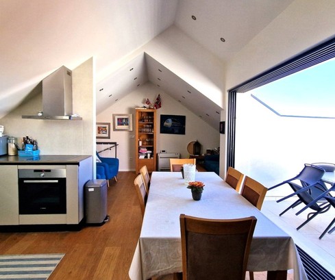 Imponujący dwupoziomowy penthouse w pobliżu plaży na wyspie Brač na sprzedaż