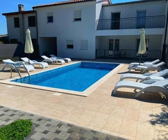 Ładny dom z czterema apartamentami i basenem, Istria, Medulin