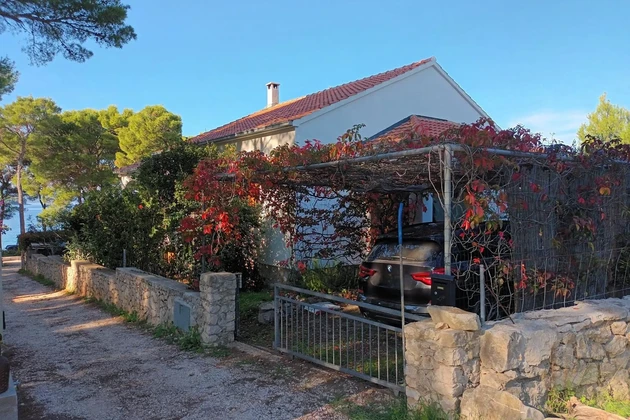 Haus am Meer in Milna auf Brač steht zum Verkauf in Kroatien