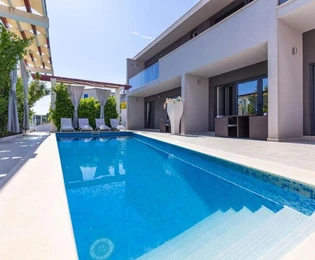 Rogoznica, dom s bazénom a výhľadom na more, 352 m²
