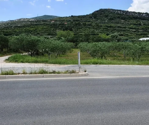 Kaštel Štafilić, terreno agricolo di 2200 m2, proprio accanto all'autostrada,
