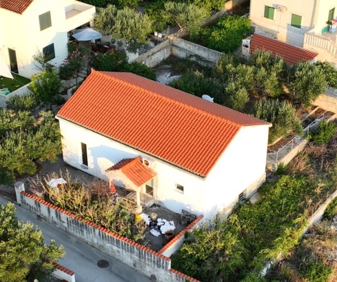 Zrekonstruujte si svůj vysněný domov v blízkosti pláže na Brači