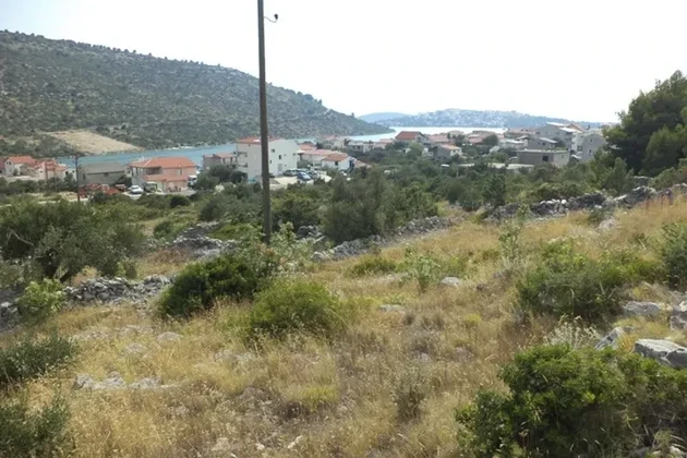 Rogoznica, Baugrundstück 2161 m2, Zufahrt, 110 m vom Meer entfernt