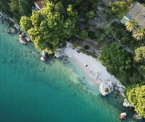 Podaca, építési telek 3235 m2, turisztikai felhasználás T1, KÖZVETLENÜL A TENGERPARTON!