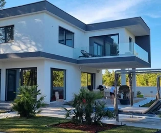 Moderná vila s bazénom na predaj v Svetvinčenate v Chorvátsku