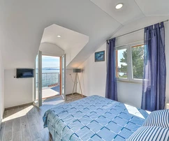 Villa junto al mar en venta en una ubicación privilegiada frente al mar en la isla Drvenik, Croacia