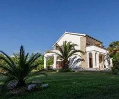 Apartment house with a beautiful and large yard 80 meters from the sea