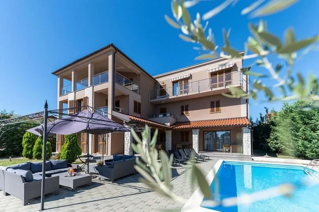 Krásný apartmánový dům s bazénem u moře, Istrie, Medulin