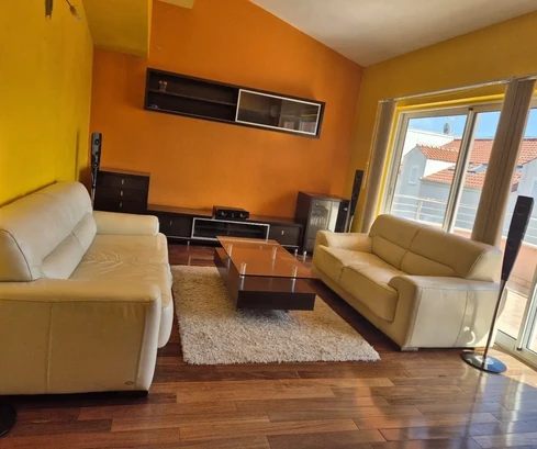 <p>Split, Manuš, appartement divisé en deux unités résidentielles de 50 m2 et 30 m2. (plan d'étage joint) Électricité, plomberie, sols, murs, plafond, ouvertures et dalle en béton entièrement rénovés.</p>