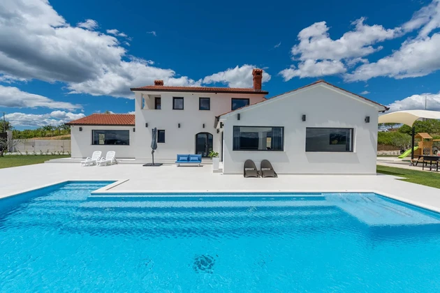 Vila s bazénom na predaj v Istrii s panoramatickým výhľadom v Chorvátsku