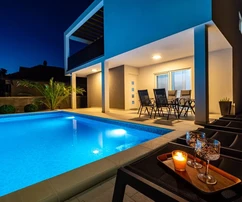 Modernes Haus mit Pool und 2 Apartments, 200 m vom Meer entfernt
