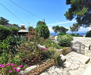 Incantevole casa in pietra in vendita vicino al mare a Brac