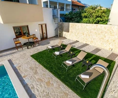 Villa in vendita con piscina e cortile a Kaštela in Croazia