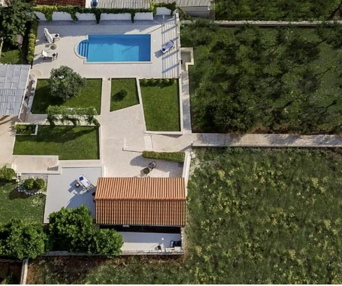 Tri domy s bazénom na predaj na ostrove Brač v Chorvátsku