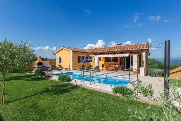 Poreč : Superbe villa avec piscine et vue panoramique à vendre