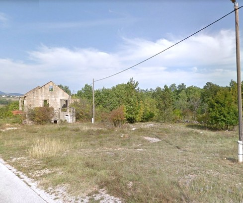 Rozlehlý stavební pozemek s existující stavbou v Satrići