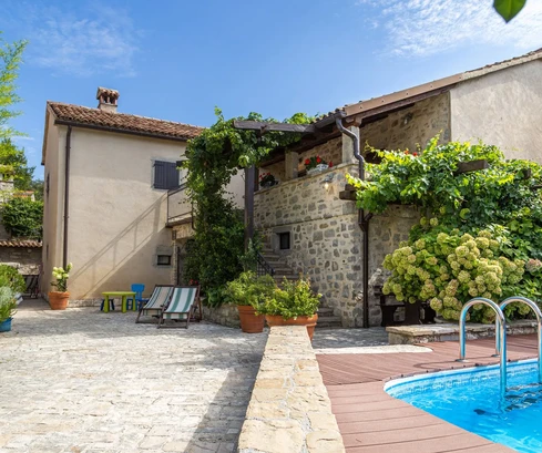 Stria, Gračišće - Tre storiche case in pietra con piscina nel cuore del centro storico