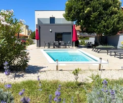 Nowoczesny dom z basenem na sprzedaż w Ližnjanie w Chorwacji