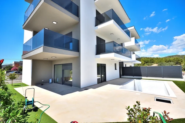 Tribunj - Appartamento S1 con piscina e giardino