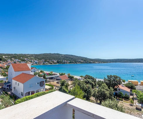 Immeuble à vendre près de la plage à Marina en Croatie