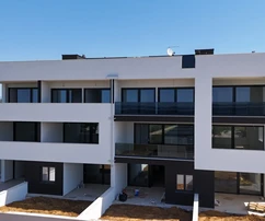 (S3) Modern luxus földszinti lakás - 50 m-re a tengertől - tengerre néző kilátás