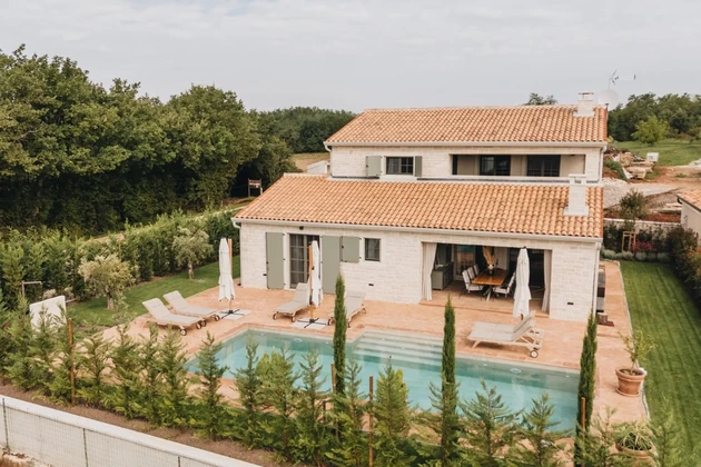 Istria, oblasť Višnjan - luxusná kamenná vila s vyhrievaným bazénom a priestranným pozemkom