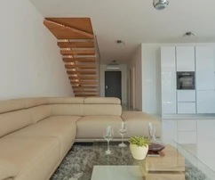 ATTRAENTE VILLETTA BIFAMILIARE CON PISCINA E VISTA MARE PANORAMICA!