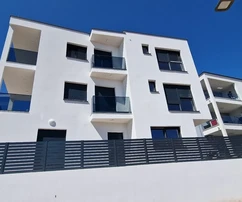 Rogoznica, trojizbový mezonetový byt 86 m2, výhľad na more, 100 m od mora