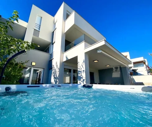 Moderný dvojpodlažný byt s panoramatickým výhľadom na more, 179m2