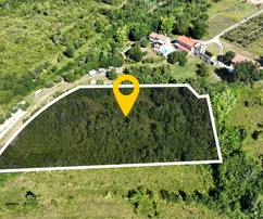 Grožnjan, Istrie: Pozemek s panoramatickým výhledem na údolí Mirna<p></p>