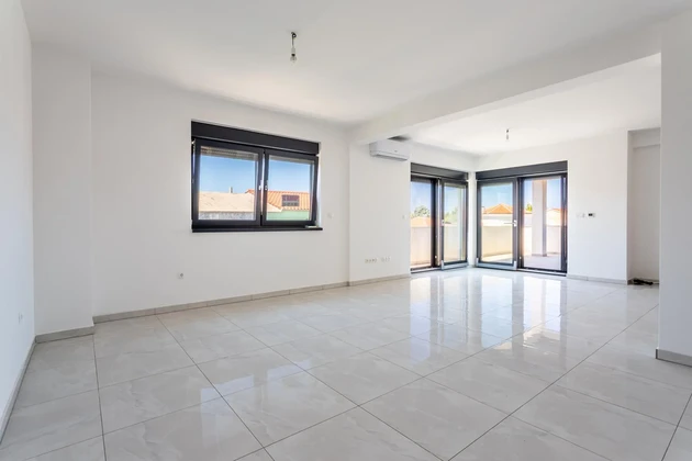 Vodice, prostorný penthouse se střešní terasou