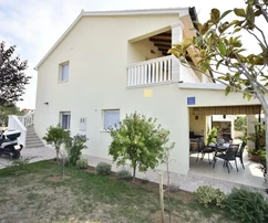 Dom vo Vodiciach s tromi apartmánmi, záhradou a altánkom