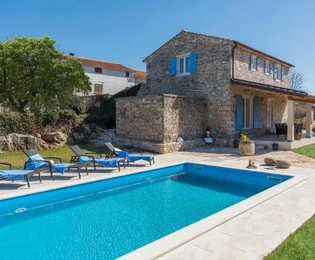 Istria, Lovreč: Autentica villa in pietra con ampi terreni