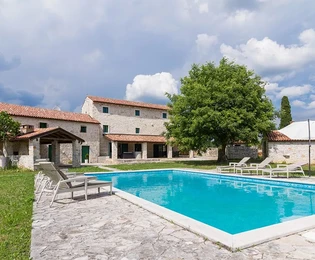 Bellissima villa istriana in pietra con piscina in un ampio giardino, Barban, ISTRIA