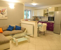 Amplia casa con piscina disponible en Rijeka Srdoči, Croacia