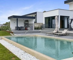 Moderní vila s bazénem obklopená zelení a výhledem na moře, Istrie, Poreč