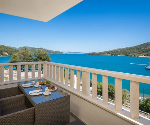 Marina, newly renovated apartment with two bedrooms, 66 m², with parking, first row to the sea
