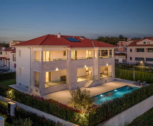 Exkluzívne: Luxusná vila s panoramatickým výhľadom na more a mesto, blízko centra