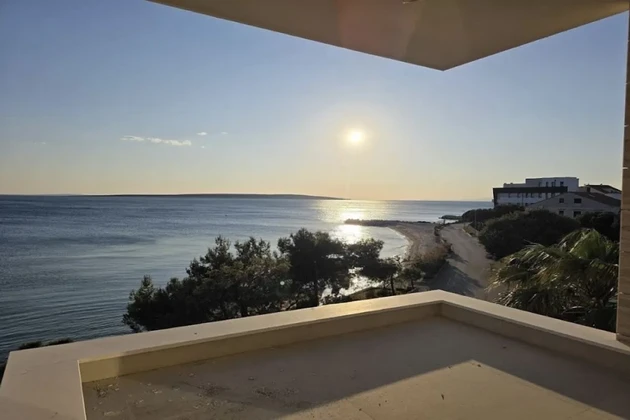 Új penthouse tetőterasszal, első sor a tengerhez!