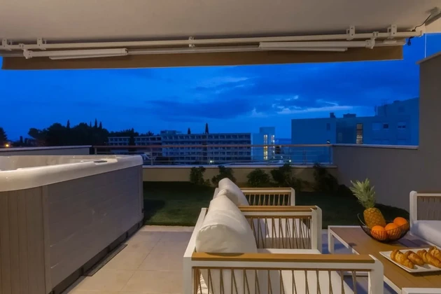 Split, Pazdigrad, komfortowe 1-pokojowe mieszkanie z loggią, jacuzzi i garażem