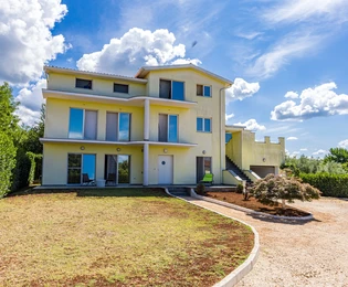 Umag, Istra: Prostrana kuća na 3 etaže s 4 stana