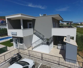 Trogir, villa di lusso 340 m2 con piscina e ampio giardino curato